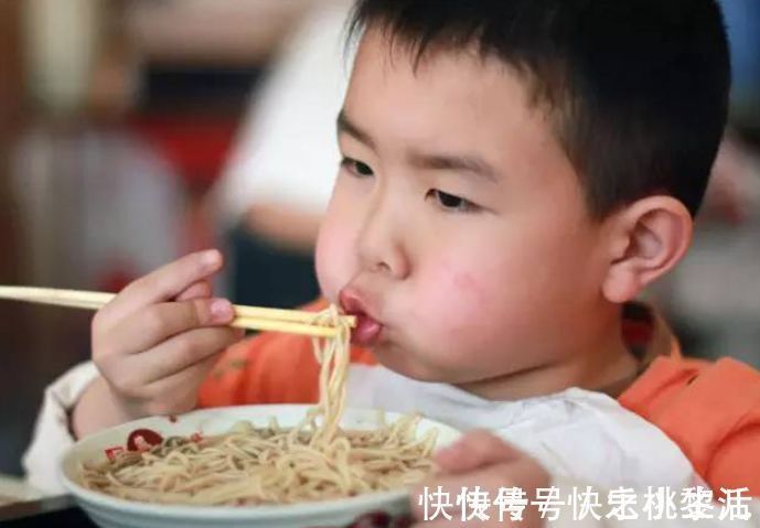 家长|娃何时学会用筷子不算晚?“用筷”过程有讲究,2岁不是最佳时机