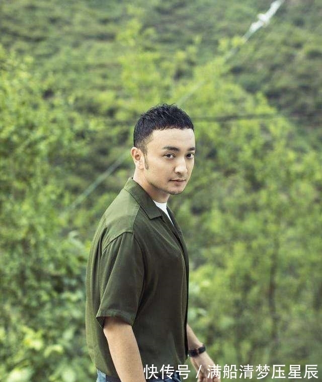 央视主持人被安排假唱,拒绝后掐断伴奏故意为难,现场落魄可怜