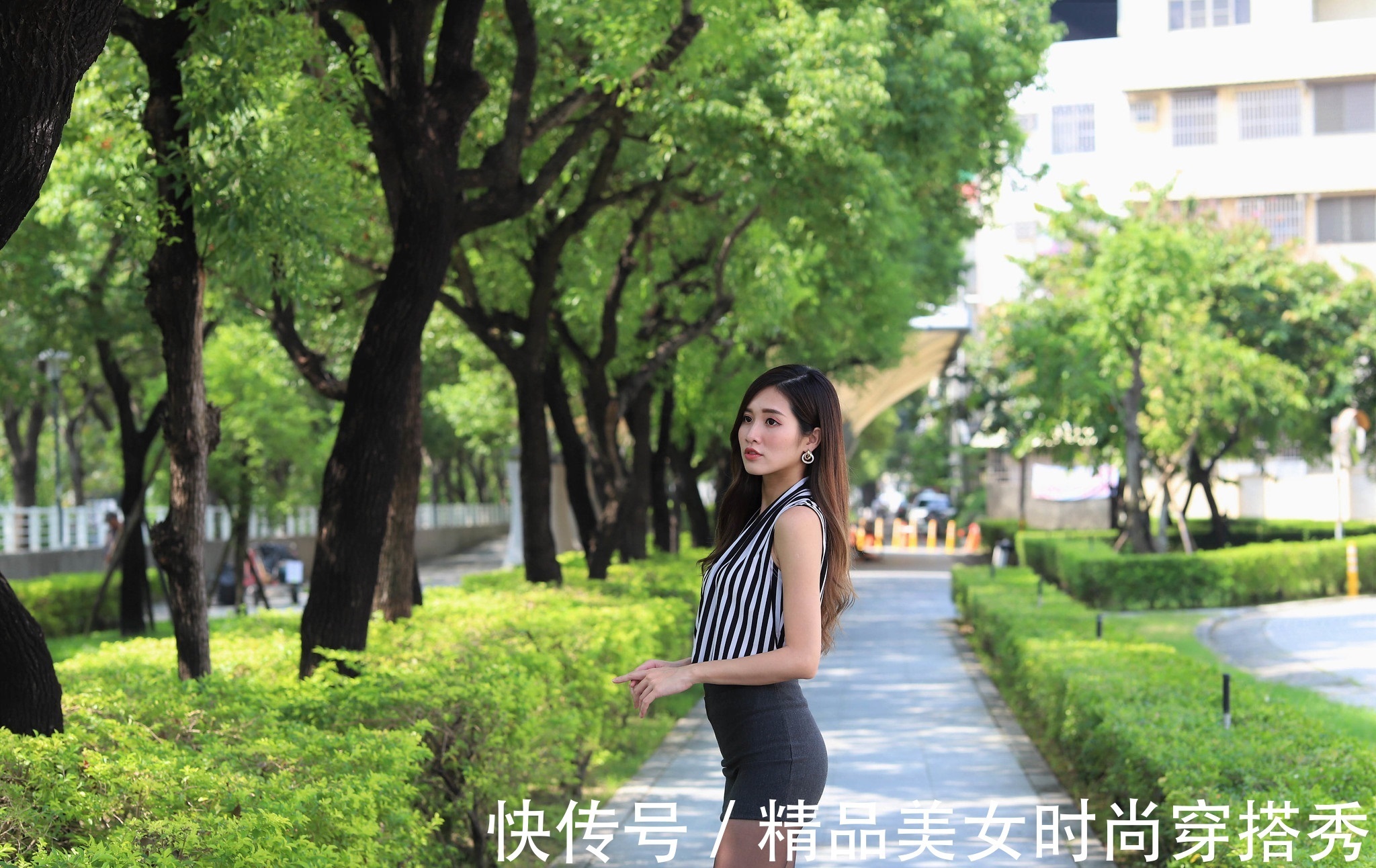 条纹|职场小姐姐身穿黑白条纹衬衫,搭配高腰包臀裙,很是有型