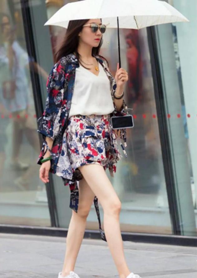 街拍：身材高挑的小美女，灵动秀气，犹如可爱的小天使一样美丽