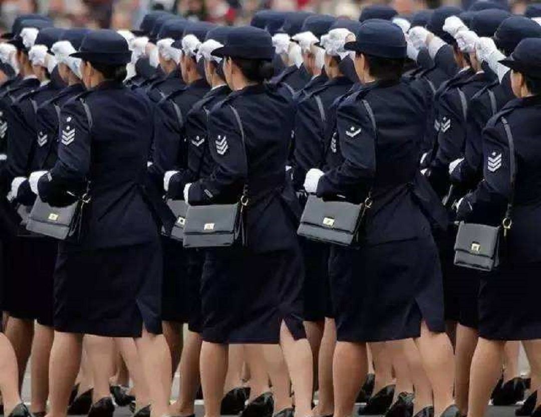 日本|日本女兵，为何要背一个小挎包，想清楚里面装了些什么吗？
