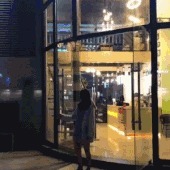 |搞笑GIF趣图徒手开榴莲,非专业人士不要模仿!