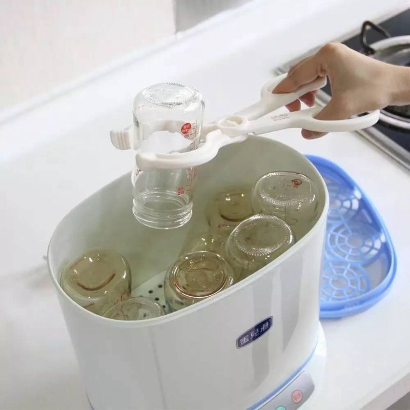 给奶瓶这样消毒是不对的,宝宝喝的相当于是“毒奶”,要纠正