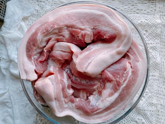 几十年的酱油肉配方,4个技巧,咸度适中,色泽红亮比腊肉更好吃