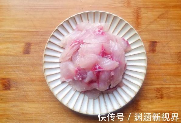 酸菜鱼极简版做法，去掉鱼皮才不腥，腌15分钟更滑嫩