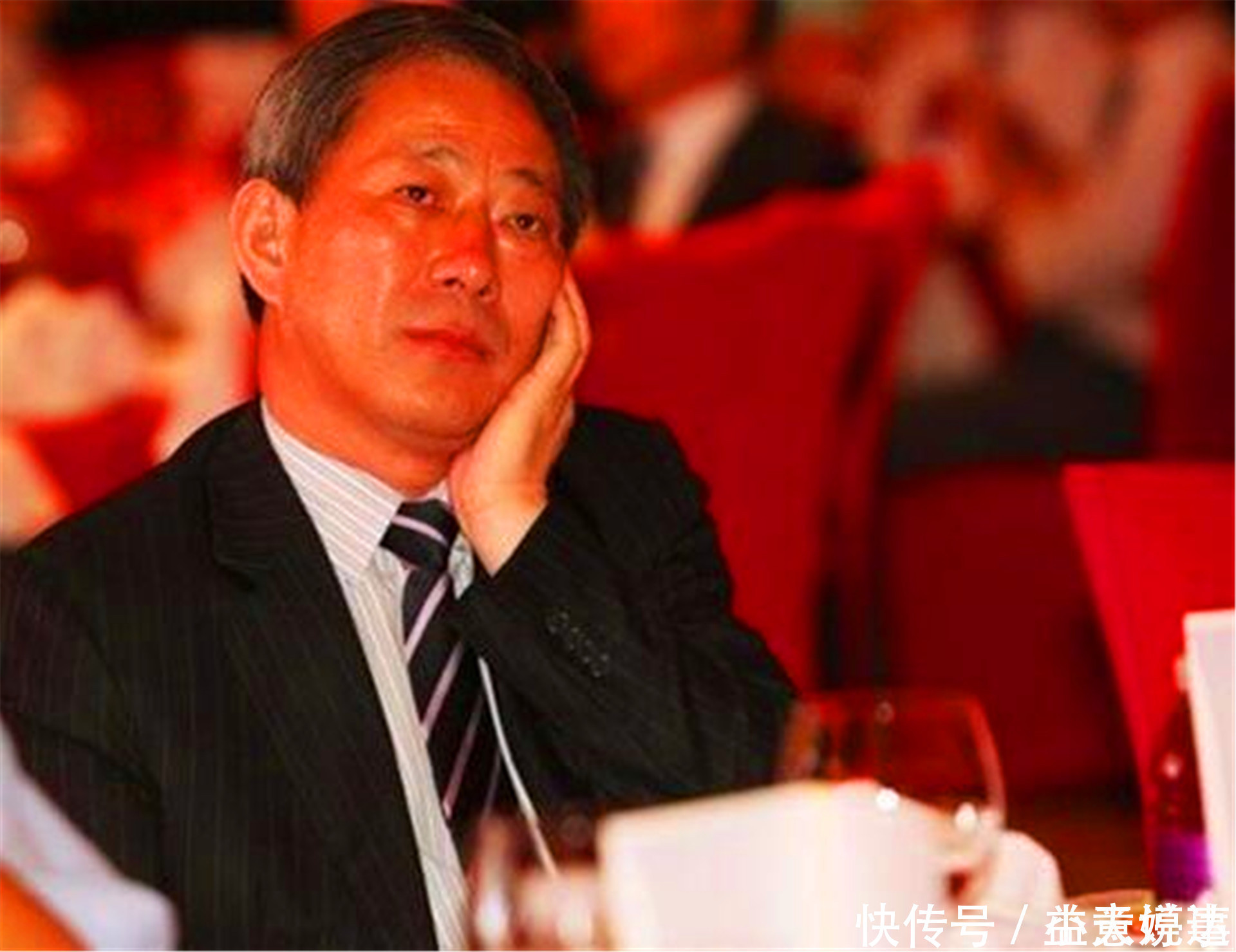 师生恋|他和女学生相爱,因生二胎而没了工作,二胎长大后赚千亿回报他