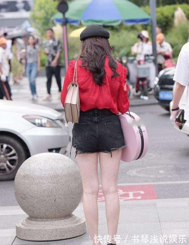 秘籍 瑜伽裤遮肉的穿搭秘籍，不装嫩不显老，更显气质