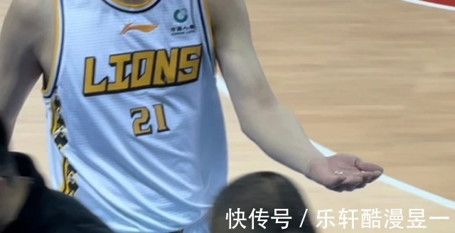 广东|争议!广东恶劣动作不断,曾繁日垫脚孙铭徽,杜锋不是故意的