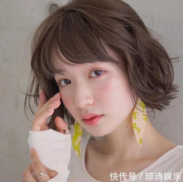 脸小 脸圆、脸大的女人,秋天换发型就换这4种短发,显脸小不止一圈