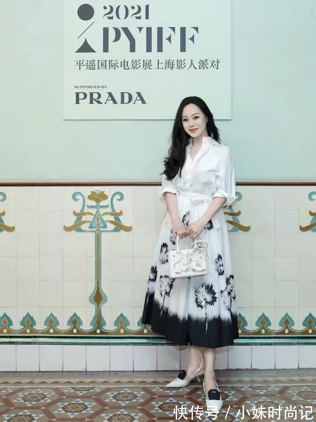 衬衫|58岁章小蕙风采依旧!衬衫配半身裙尽显迷人身姿,看不出年龄感