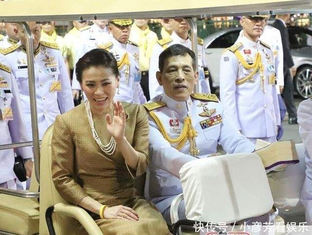 苏提达|诗妮娜不在眼前苏提达放松警惕?一身土豪金显俗气,直筒腰输贵妃