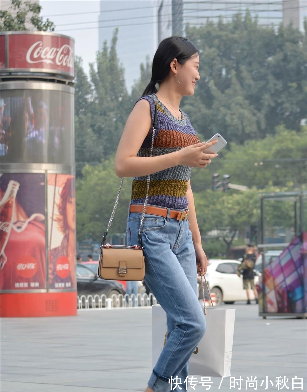 牛仔裤 蓝色修身牛仔裤,搭配暗红色尖头细跟鞋,休闲中带着时尚范