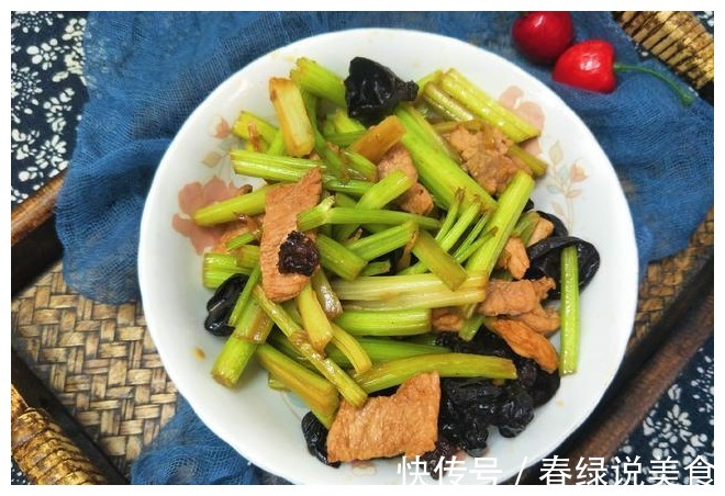 炒芹菜时,到底需不需要焯水很多人做错了,难怪芹菜难吃还塞牙