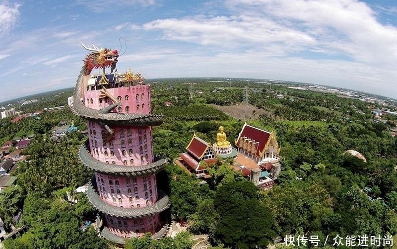 曼谷龙寺，一条东方巨龙缠绕红色建筑，建造者至今是个谜！