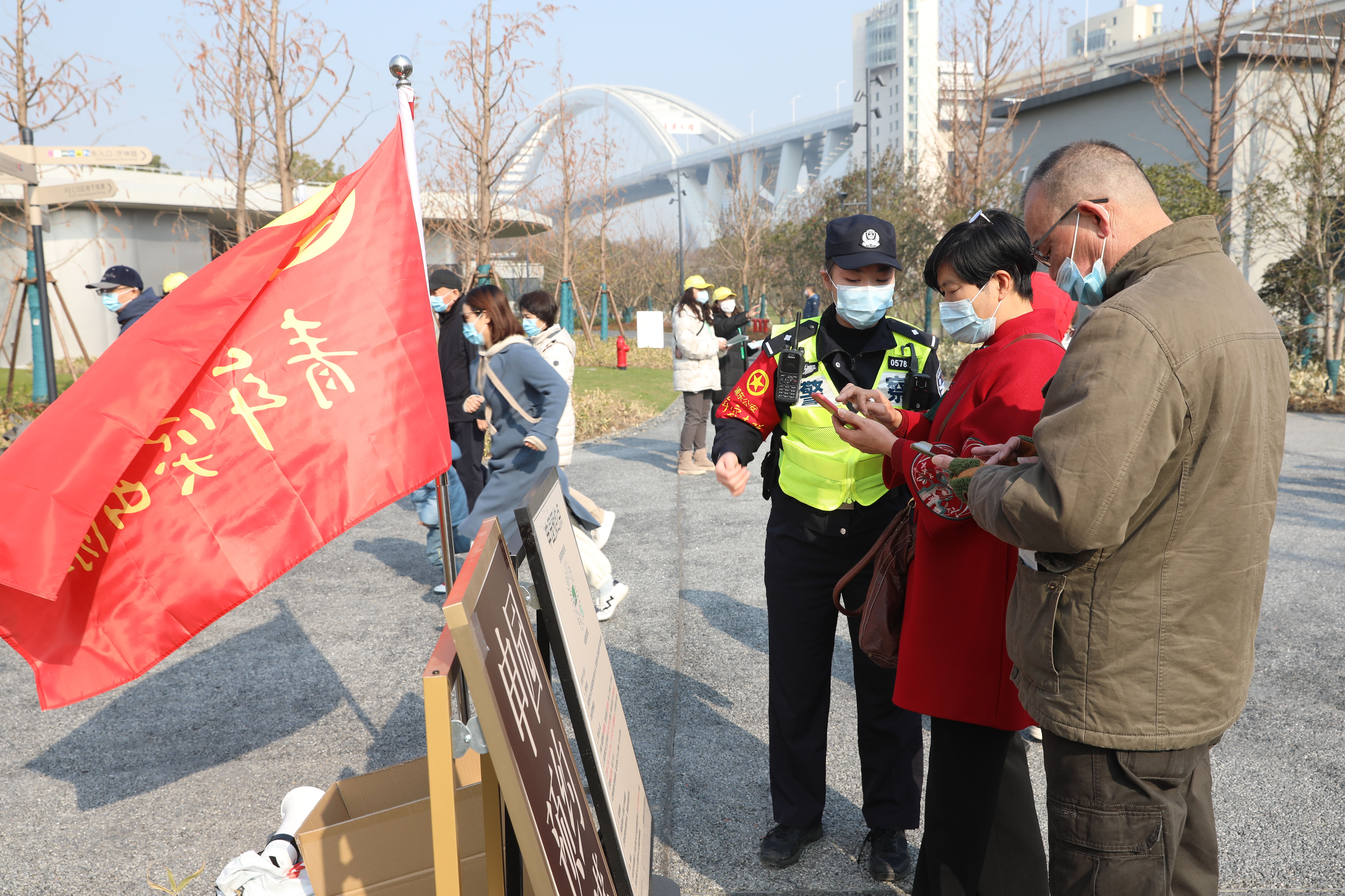 警方|元旦假期世博文化公园迎市民打卡热！ 浦东警方精准分流保平安