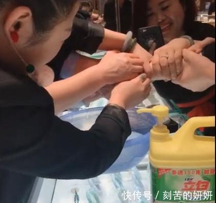 大妈商场内试手镯，谁知道被卡住了，店员你是刷卡还是现金