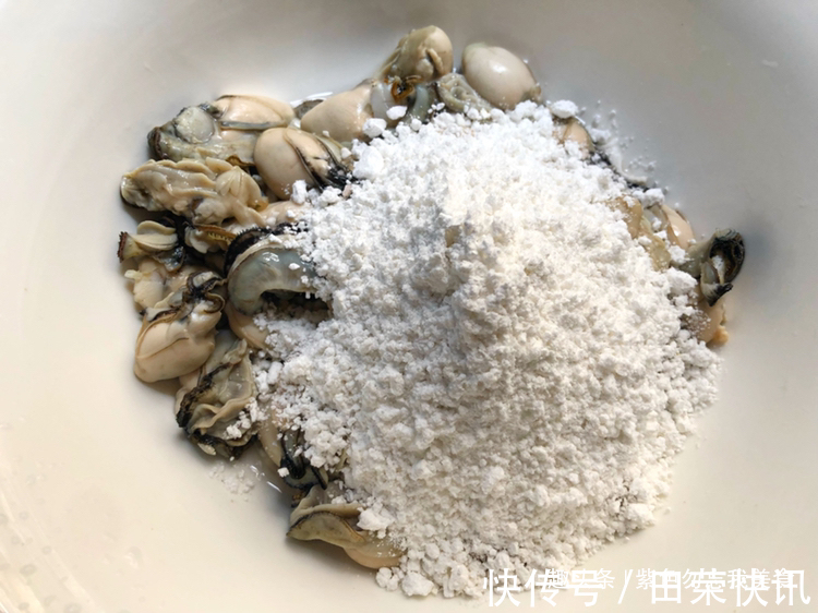 海蛎不要光知道炒蛋，试试这个做法，香酥美味，好吃得停不下来