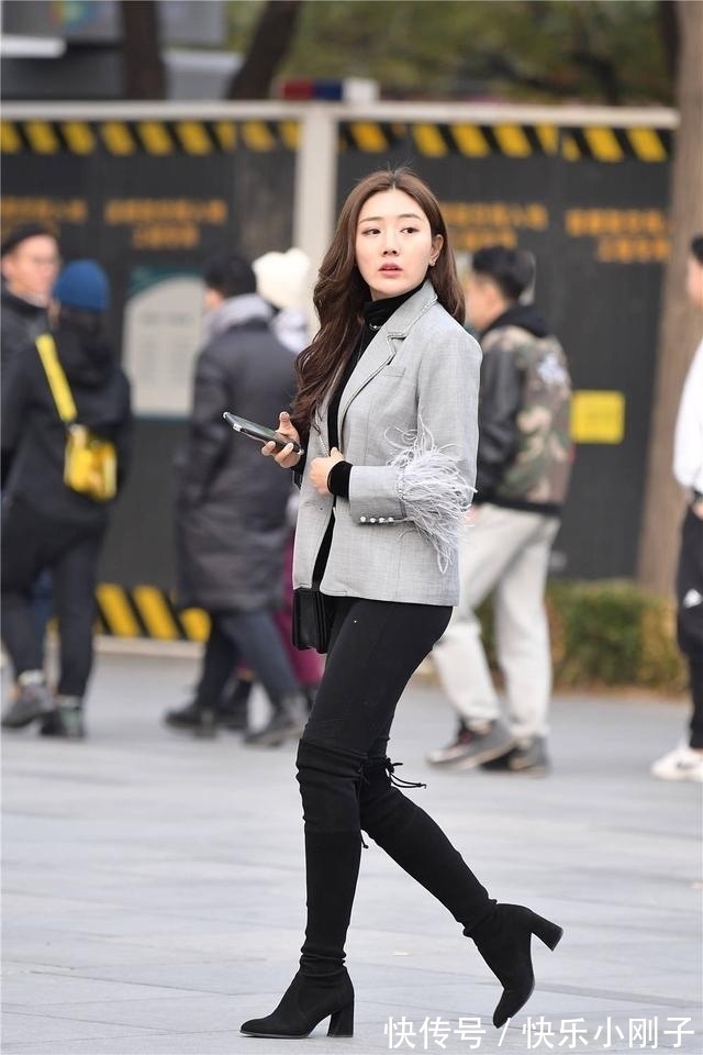 西服 黑色紧身裤搭配黑色粗跟过膝长靴，浅灰色西服，混搭也可以很精致