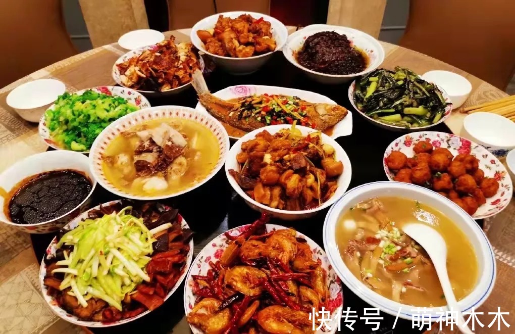 明星年夜饭来了!肖战下厨荤素搭配,关晓彤丰盛,颖儿晒春晚伙食