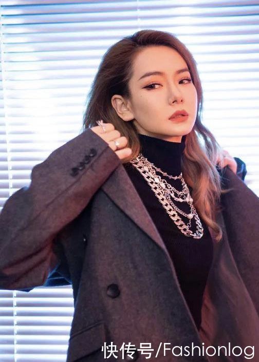 降温突袭，寒风中瑟瑟发抖？一件高领毛衣，时尚实用又百搭