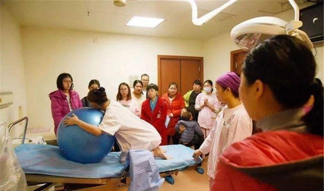 晓玉|28岁孕妇生产14人陪同,产房门外差点干架,了解情况后护士懵了