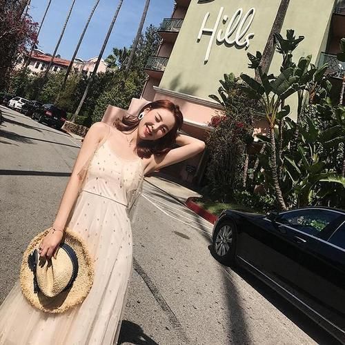 连衣裙|网纱连衣裙的时尚穿搭,秀出锁骨惹人爱,这身材真是迷人