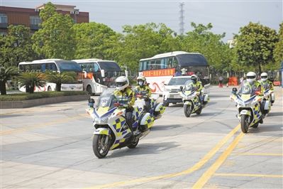 雷春亮|铁骑护送支援市八医院医疗队