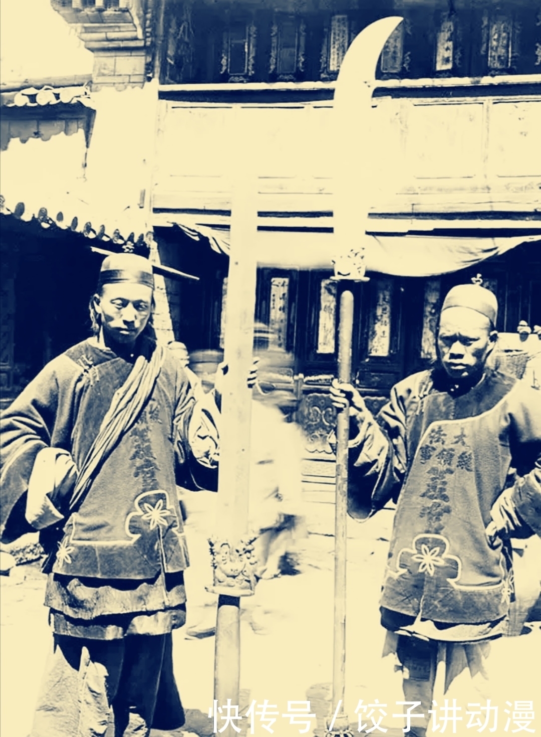 宫女|清末真实照片,差官手握巨型斩马剑,宫女准许离宫“满面春风”