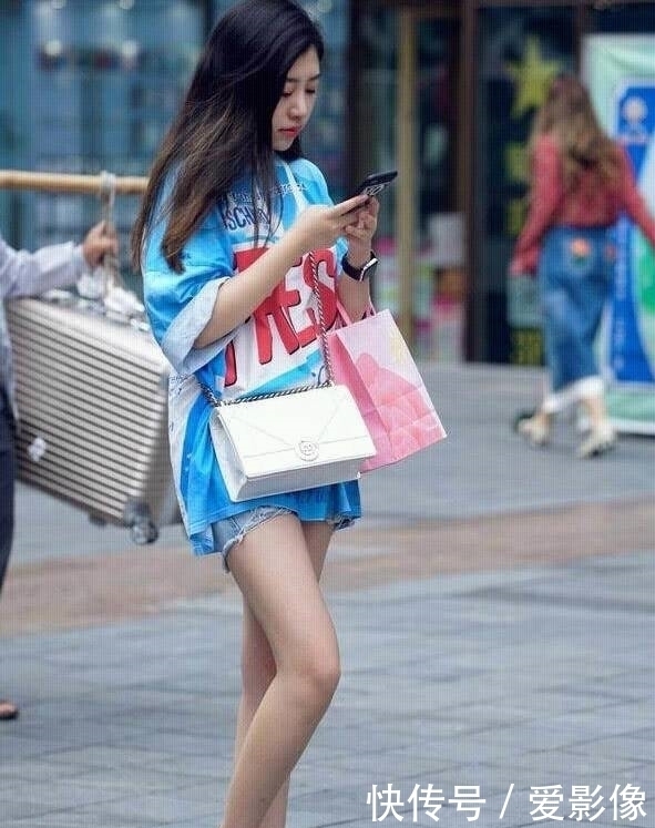 街拍时尚美女街头被拍照，美丽大方，善解人意，真漂亮