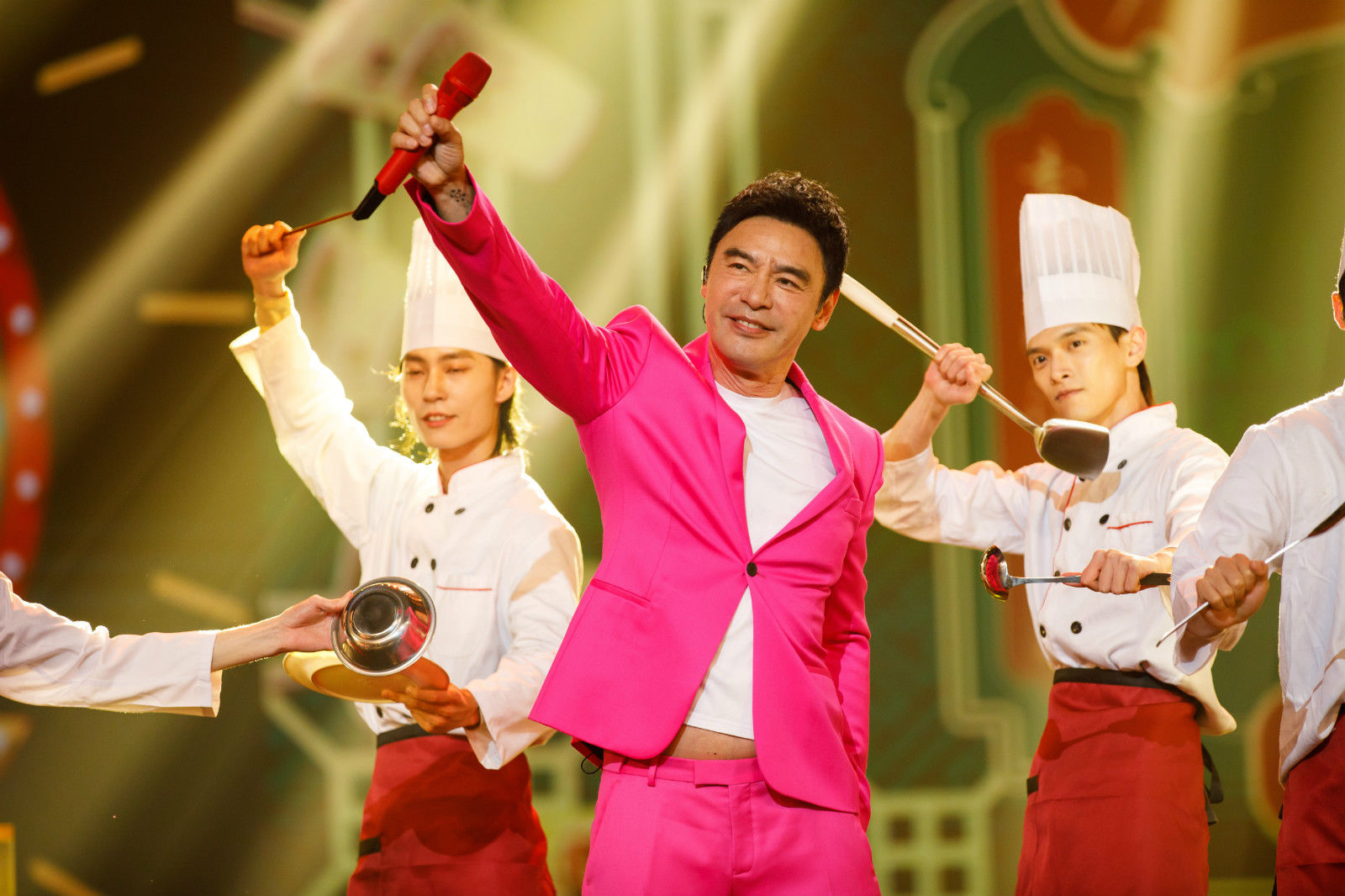 漫漫人生路|《漫漫人生路》《青青河边草》……钟镇涛金铭唱出“光影流年”