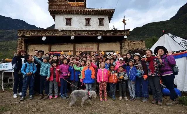  当地|前往海拔最高的乡村，返乡青年把当地小学变成了森林艺术馆