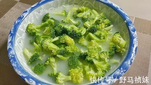 吸附性|清洗西兰花，只用清水就错了，教你2招，虫卵脏东西“自动”跑出来