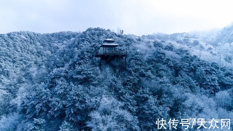 景观|济南现绝美雾凇！航拍视角俯瞰漫山雪白犹如仙境