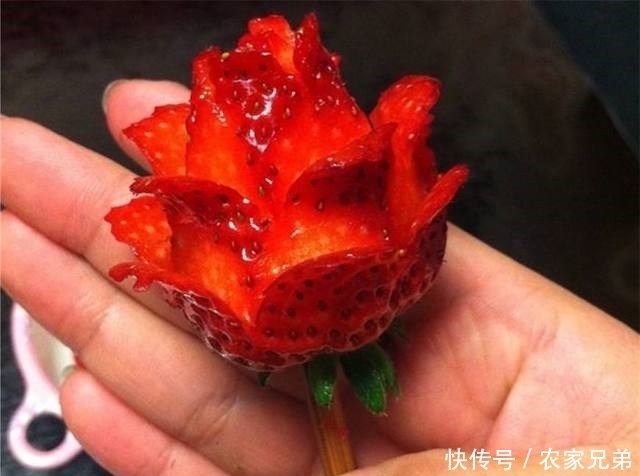 30秒完成一朵“草莓玫瑰花”,制作超级简单,赶紧学会发朋友圈