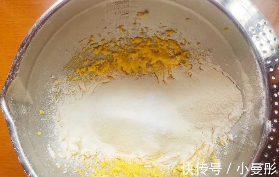 孩子|鸡蛋别再炒着吃了,做成小零食,酥香可口,孩子一口气能吃10个