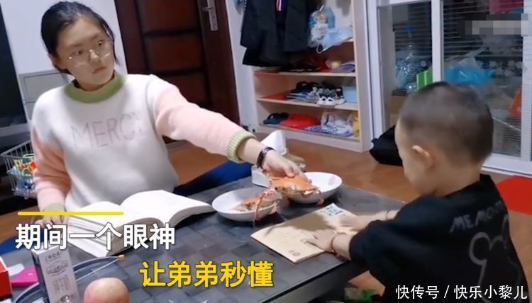 弟弟|两只螃蟹弟弟连蟹腿都分不到,流口水看姐姐吃:全网混得最差二胎