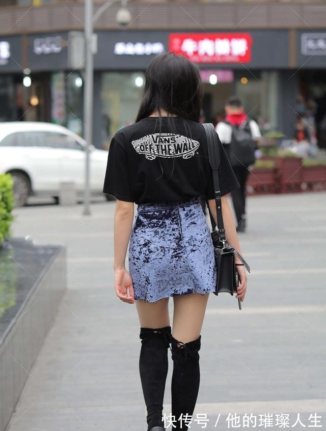 海洋之心|黑色短T恤搭配高腰百褶裙,长发垂下,展现清冷气质