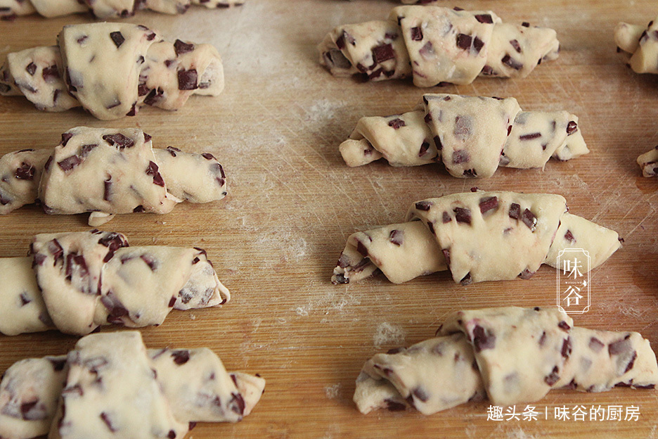 蒸馒头时加紫薯,好吃不腻,营养又低脂,隔三差五吃,肠胃更健康