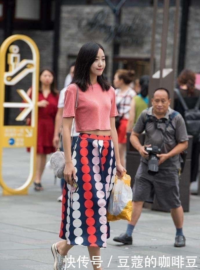 街拍 美女一袭长裙,展示高挑性感好身材,散发出青春活力气息