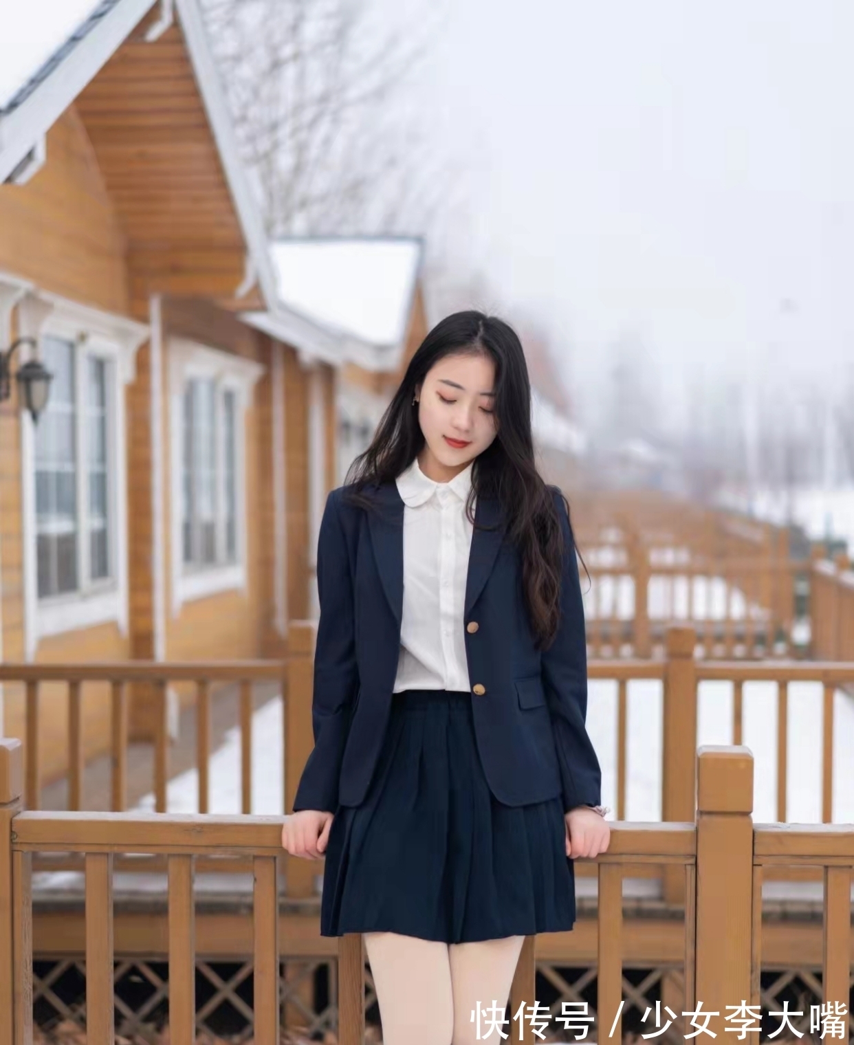 七律!冬雪·七律(十一首):未必玲珑皆赤玉,庭前琼树岁华深