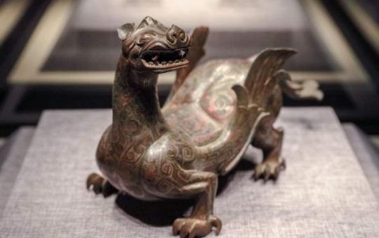 村民一脚踩出大坑,发现数万国宝,专家却只对4只“怪兽”感兴趣