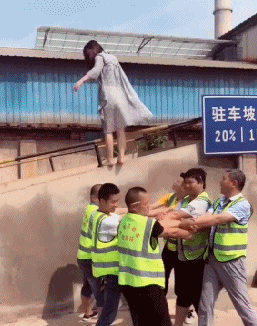 |搞笑GIF趣图:趁房间里没人,带闺蜜彻底的放飞自我