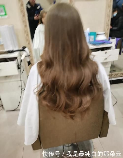 染发 在美发店染发和自己在家染发,哪一种对头发伤害小?