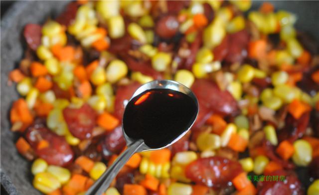 腊肠焖饭|天冷爱做懒人饭,有肉有菜味道好,热热乎乎一大锅,营养真齐活