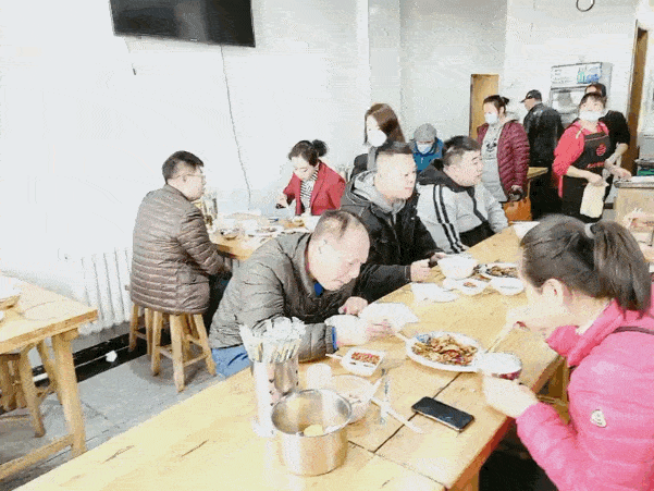 特别|一碗酸菜汤火了二十年，好吃的小菜，来晚就得站着吃