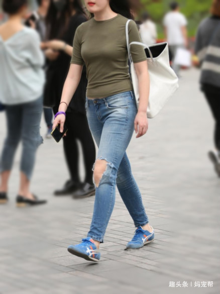 上衣 简约牛仔裤+魅力裹胸上衣,精神饱满,彰显夏日清爽气息