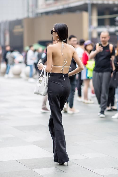 路人街拍穿得很清凉的黑长直美女,不怕别人扯带子吗