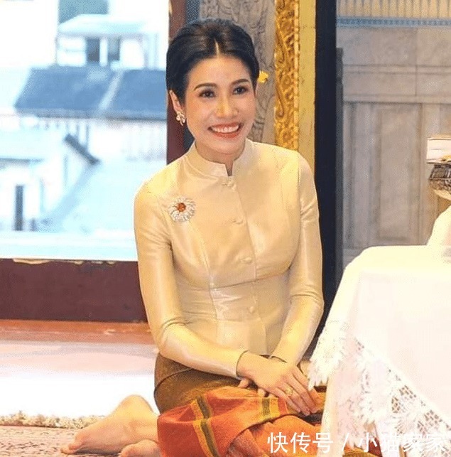 选择|诗妮娜衣品提升了!连换两身传统裹身裙,黄色明艳黑色高冷显稳重