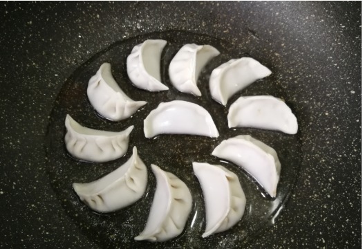 吃法|饺子别再水煮,这种吃法端上桌,孩子吃得更香,简单营养一看就会