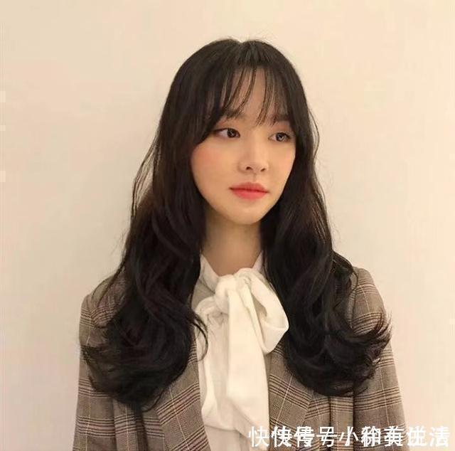 打理 女人过了三十岁,不要轻易烫这三种发型,太显老气,还不好配衣服